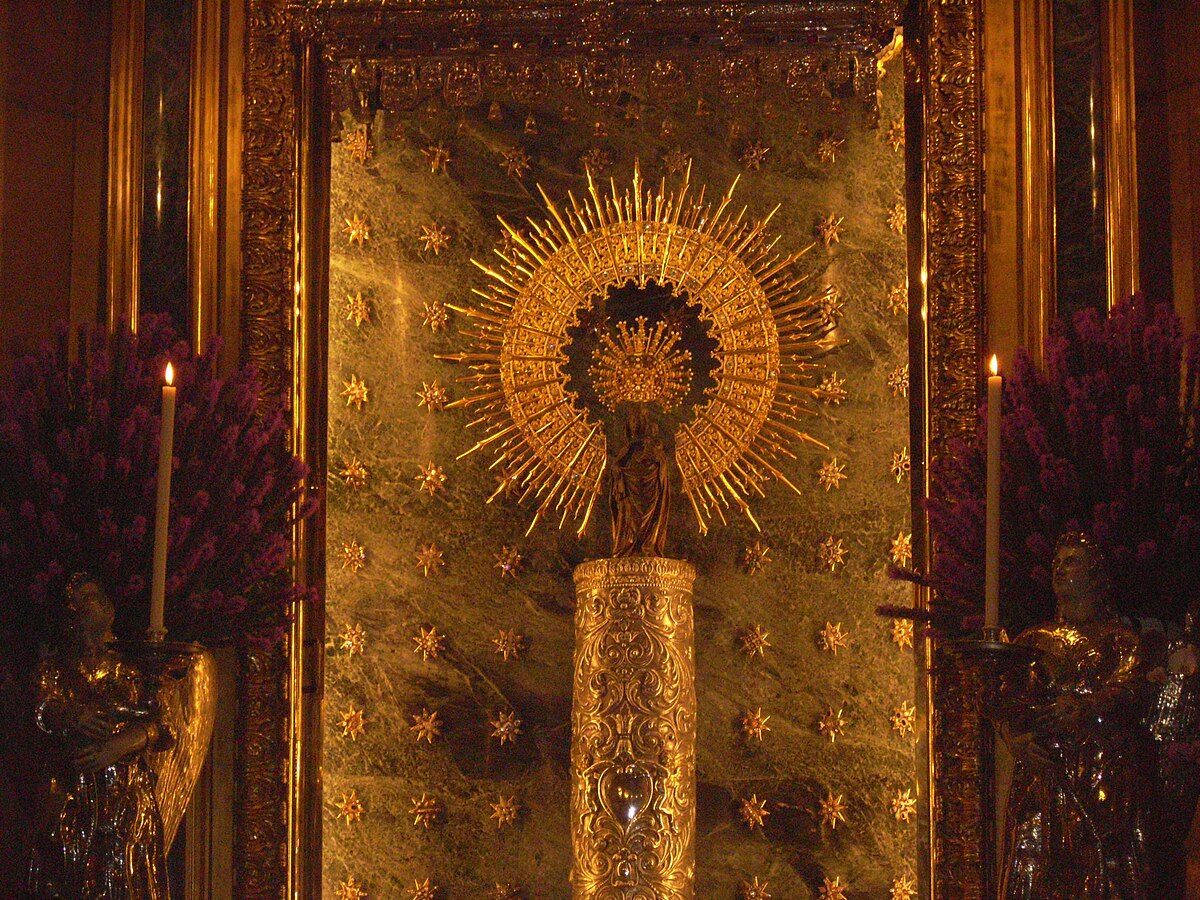 Qué detalle de color luce el manto de la Virgen del Pilar en el interior de  la basílica?