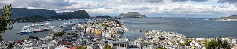 File:Vista de Ålesund desde Aksla, Noruega, 2019-09-01, DD 21-26 PAN.jpg