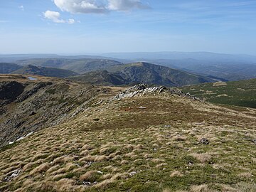 Archivo:Vistas_desde_Peña_Trevinca_(entre_Galicia_y_Castilla_y_León).JPG