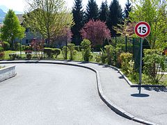 15 km/h dans une zone résidentielle à Viuz-en-Sallaz, Haute-Savoie.