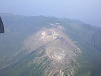 2008年拍摄的古岳火山口（下方）及新岳火山口（上方）