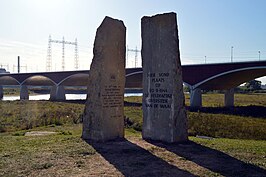 Waaloversteek-monument