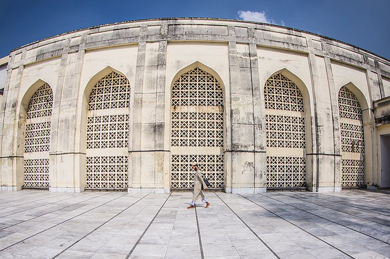 File:Walking in front Baitul Mukarram.jpg