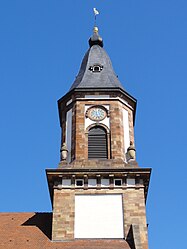 Le clocher et l'horloge d'édifice