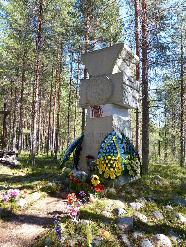 Пам'ятник «Убієнним синам України» в урочищі Сандармох Медвежегорського району, Карелія. Вікіекспедиція на Соловки, 5 серпня 2013