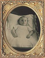 Dítě v postýlce, asi 1850