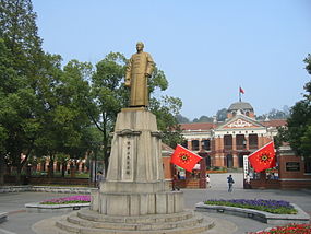 Yuema-torget (阅马场) i Wuchang. Statyn föreställer Sun Yat-sen och i bakgrunden står museet över Xinhairevolutionen.