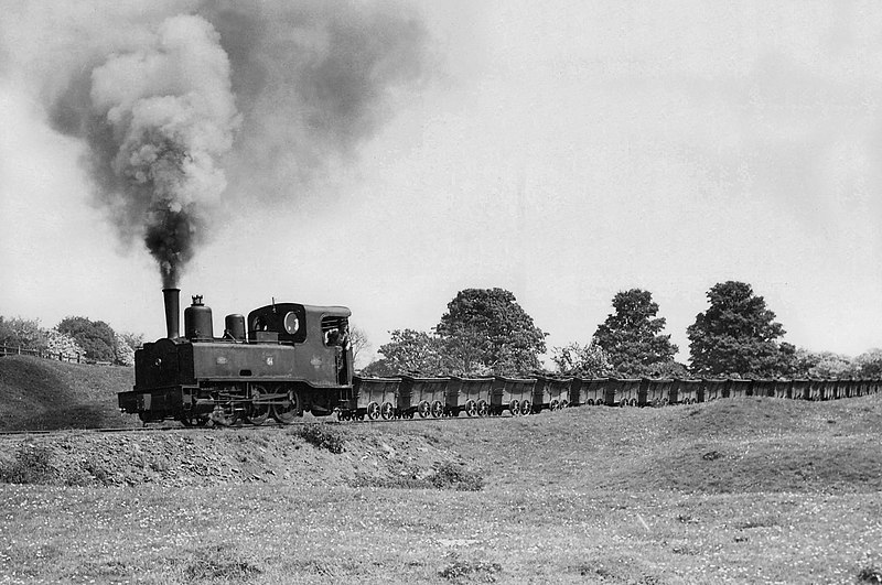 File:'Nantes' 0-6-0T Corpet-Louvet steam locomotive N°936 of 1903 with ironstone wagons at Waltham Quarries, Leicester.jpg