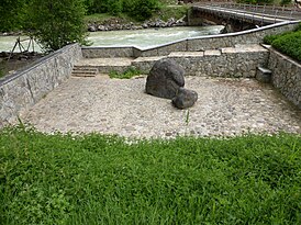 «Кадау-Таш» — замковый камень Карачая. Карачаево-Черкесия 02.jpg