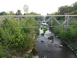 A Szivka folyó betonozott medre Kalusnál