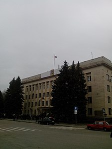 Прапор самопроголошеної республіки над будівлею Краматорської міської ради. 12 квітня 2014.