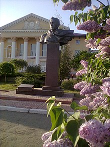 Памятник В. Усову по ул. В. Усова г. Никополя.