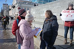 Сбор подписей за женские названия улиц Екатеринбурга на пикете феминисток 8 марта 2019 года.jpg