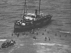 אונית המעפילים "הפורצים" בחוף תל אביב 4 דצמבר 1947