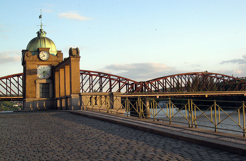 File:007 Pont del ferrocarril de Vyšehrad i rellotge de Výtoň.jpg
