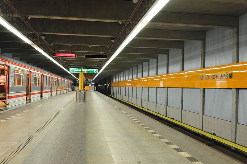 File:13-12-31-metro-praha-by-RalfR-030.jpg