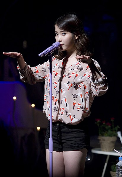 File:140601 소극장 콘서트 딱 한발짝 그 만큼만 더 포토타임 아이유 직찍.jpg