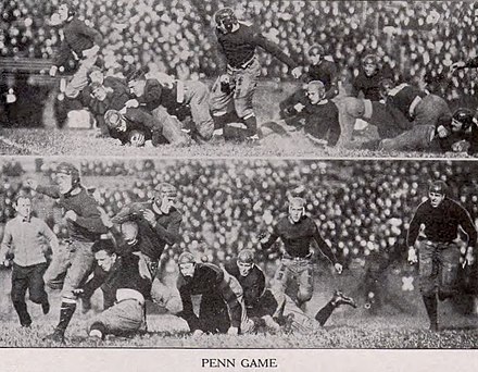 1915 Pitt at Penn juego de fútbol action.jpg