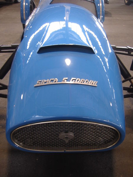 File:1948 Simca-Gordini Type 5 - Hood and Insignia (Lane Motor Museum).jpg