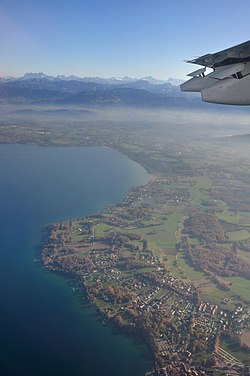 Vue aérienne du golfe de Coudréedepuis Yvoire située à l'aplomb de l'appareil ;en arrière-plan le Chablais et les Alpes suisses.