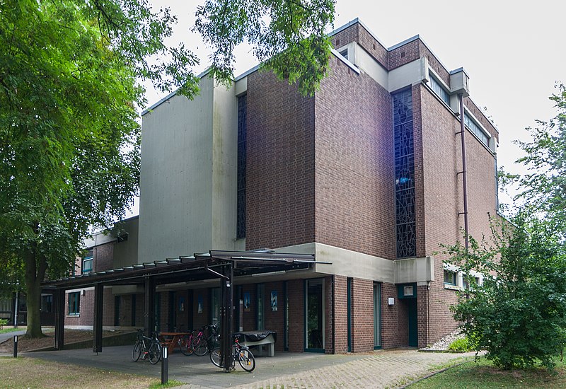 File:2013-08-20 Kath. Pfarrkirche St. Winfried und Salesianer Don Boscos Mission, Sträßchensweg 3, Bonn IMG 5049.jpg