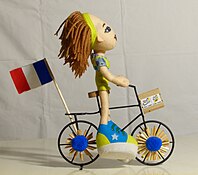 Cycliste réalisé avec une peluche pour enfant (doudou) de récupération et un petit vélo de récupération. Ceci a été réalisé en lien avec le Tour de France 2024 et le Tour de France Femmes 2024.