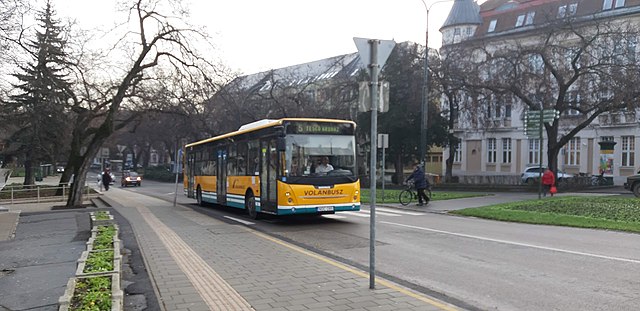Ikarus-ARC V134 busz a székesegyház mellett