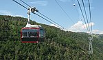 Cabine du téléphérique au milieu de la ligne.