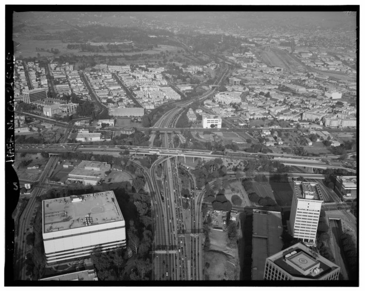 File:AERIAL VIEW OF FOUR LEVEL INTERCHANGE OF ARROYO SECO PARKWAY AND HIGHWAY 101. LOOKING NE. - Arroyo Seco Parkway, Los Angeles to Pasadena, Los Angeles, Los Angeles County, CA HAER CAL,19-LOSAN,83-15.tif