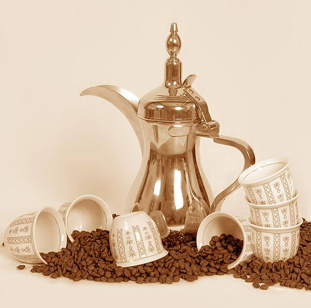 https://upload.wikimedia.org/wikipedia/commons/thumb/4/49/A_dallah_a_traditional_Arabic_coffee_pot_with_cups_and_coffee_beans.jpg/604px-A_dallah_a_traditional_Arabic_coffee_pot_with_cups_and_coffee_beans.jpg