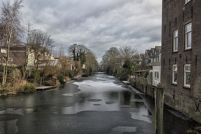 File:A little bit of frost, Vriesebrug, Dordrecht (16470306832).jpg