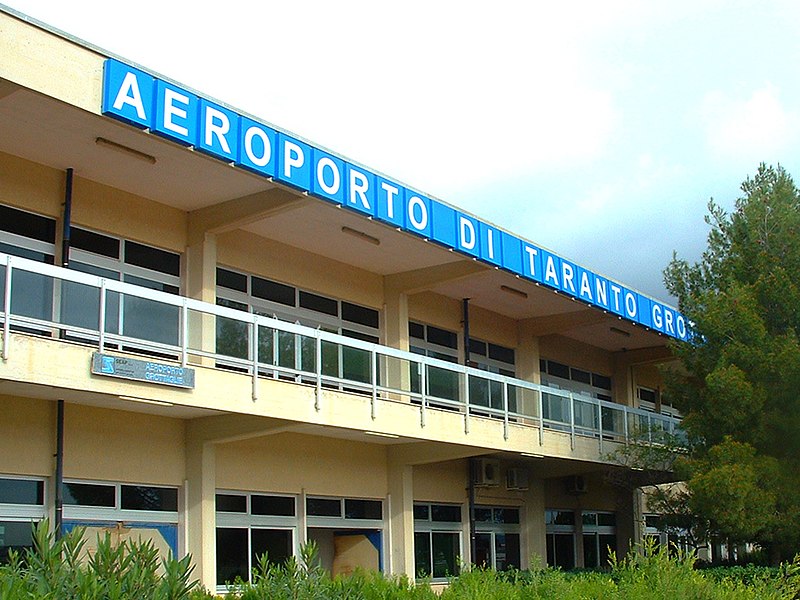 File:Aeroporto Taranto Grottaglie esterno.jpg