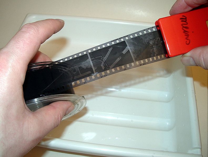 File:Agfa Rondinax Filmklammer anheften.jpg