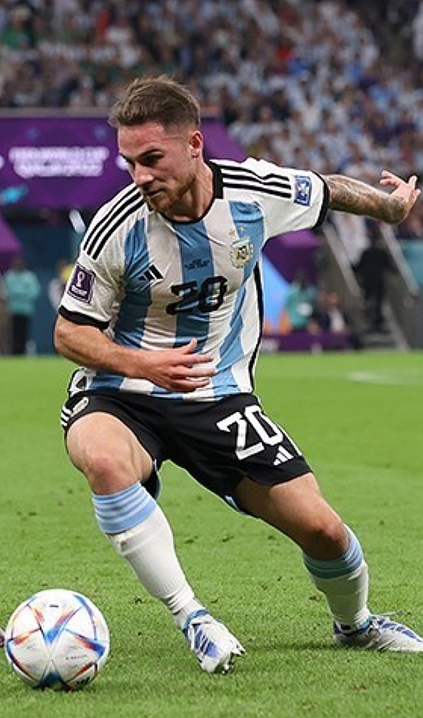 Mac Allister playing for Argentina at the 2022 FIFA World Cup