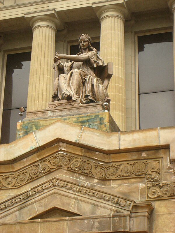 The bronze work America (1910) by Charles Keck sits above the entrance to the memorial