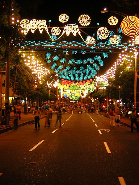 File:Alumbrados En La Playa-Medellin(1).JPG