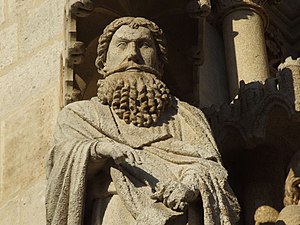 La statue du prophète Nahum, à l'angle sud du contrefort séparant le portail central du portail Saint-Firmin.