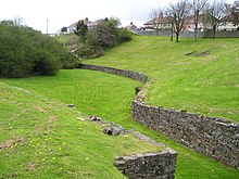 Ruines montrant deux murs de pierres.