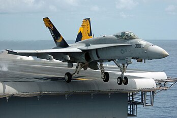 Un chasseur F/A-18C Hornet décollant d’un porte-avions. (définition réelle 2 100 × 1 391*)