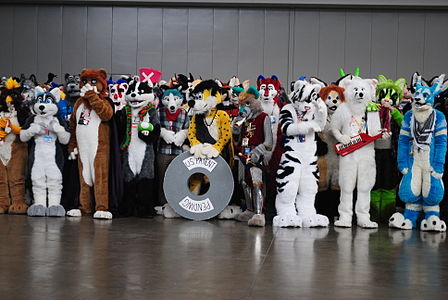 Desfile de fursuit, frequente em convenções furry.