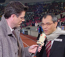 Felix Magath (rechts) als VfB-Trainer im Interview mit Michael Antwerpes beim UEFA-Pokal-Achtelfinal-Rückspiel der Saison 2002/03 gegen Celtic Glasgow im Stuttgarter Gottlieb-Daimler-Stadion, 27. Februar 2003