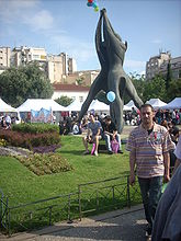 Skwer na placu Klafthmonos z charakterystyczną rzeźbą