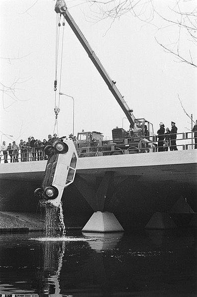 File:Auto wordt uit water gehaald (Amsterdam), Bestanddeelnr 930-0577.jpg