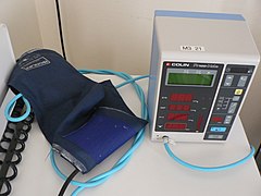 Apparaat voor automatische bewaking van bloeddruk en andere parameters op de intensive care
