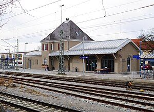 Bahnhof Gilching-Argelsried Empfangsgebäude Gleisseite.jpg