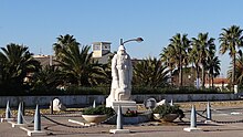 Monument aux morts devant la base et sur le Boulevard de la mer