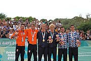 Deutsch: Beachvolleyball bei den Olympischen Jugendspielen 2018; Tag 11, 17. Oktober 2018; Jungen, Medaillenzeremonie - Gold: Schweden (David Åhman & Jonatan Hellvig), Silber: Niederlande (Matthew Immers & Yorick de Groot), Bronze: Argentinien (Bautista Amieva & Mauro Zelayeta) English: Beach volleyball at the 2018 Summer Youth Olympics at 17 October 2018 – Boys Victory ceremony - Gold: Sweden (David Åhman & Jonatan Hellvig), Silver: Netherlands (Matthew Immers & Yorick de Groot), Bronze: Argentina (Bautista Amieva & Mauro Zelayeta)