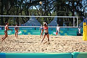 Deutsch: Beachvolleyball bei den Olympischen Jugendspielen 2018; Tag 8, 14. Oktober 2018; Mädchen, Achtelfinale – Bolivien-Puerto Rico 0:2 (18–21/18–21 ) English: Beach volleyball at the 2018 Summer Youth Olympics at 14 October 2018 – Girls Round of 16 – Bolivia-Puerto Rico 0:2 (18–21/18–21 )