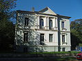 Villa mit Einfriedung