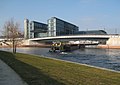 البارجة تدخل القناة من نهر سبري بجانب Hauptbahnhof الجديد